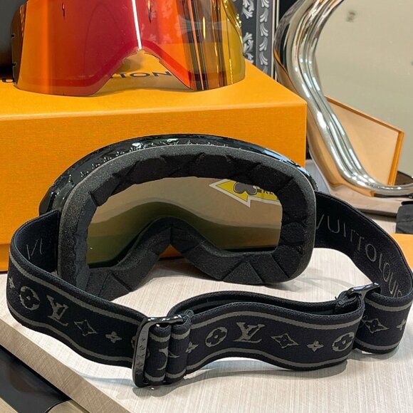 Louis Vuitton Ski Goggles with Monogram - Picture 3 of 6